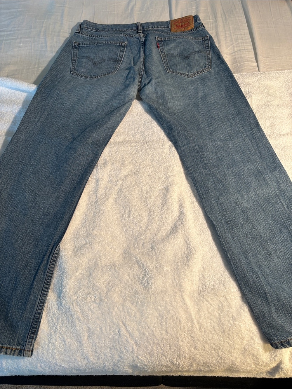 Levi's 559 - Faded Light Blue Jeans with distressing at the knee - Picture 2 of 4
